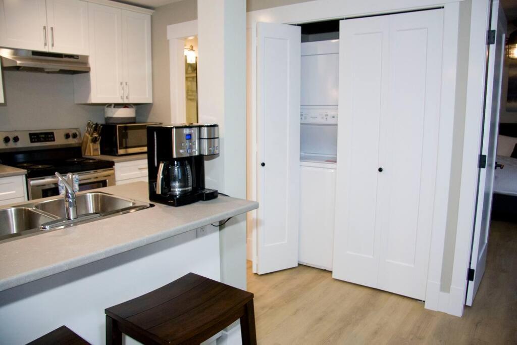 M&M'S Maple Bay Mountain Guesthouse - Licensed Duncan Exteriör bild